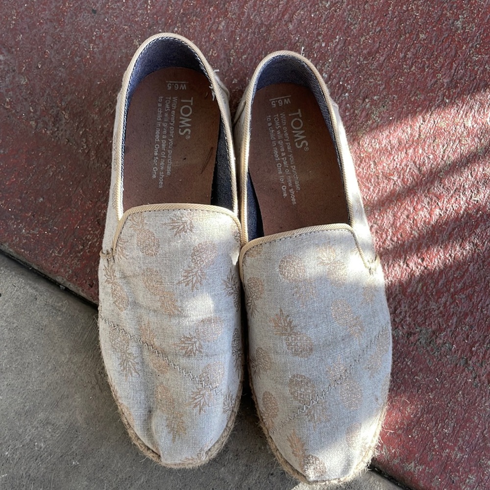 Toms golden pineapple espadrilles. Size 6.5. Gently Worn